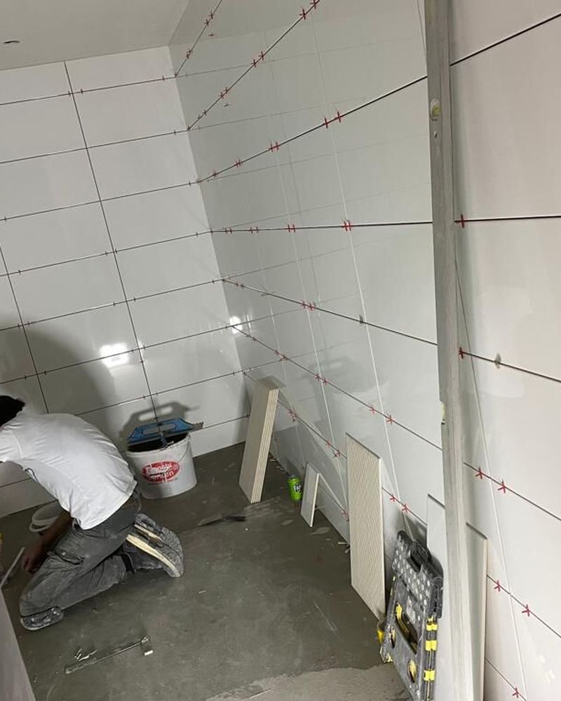 Wandplatten werden in einem Bad verlegt