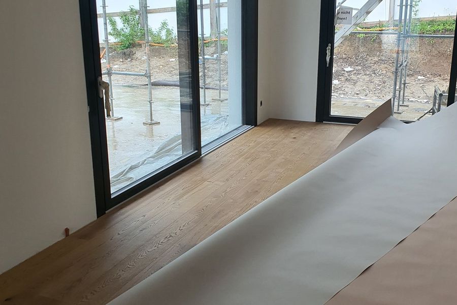 Neuer Holzboden vor grossen Fenstern