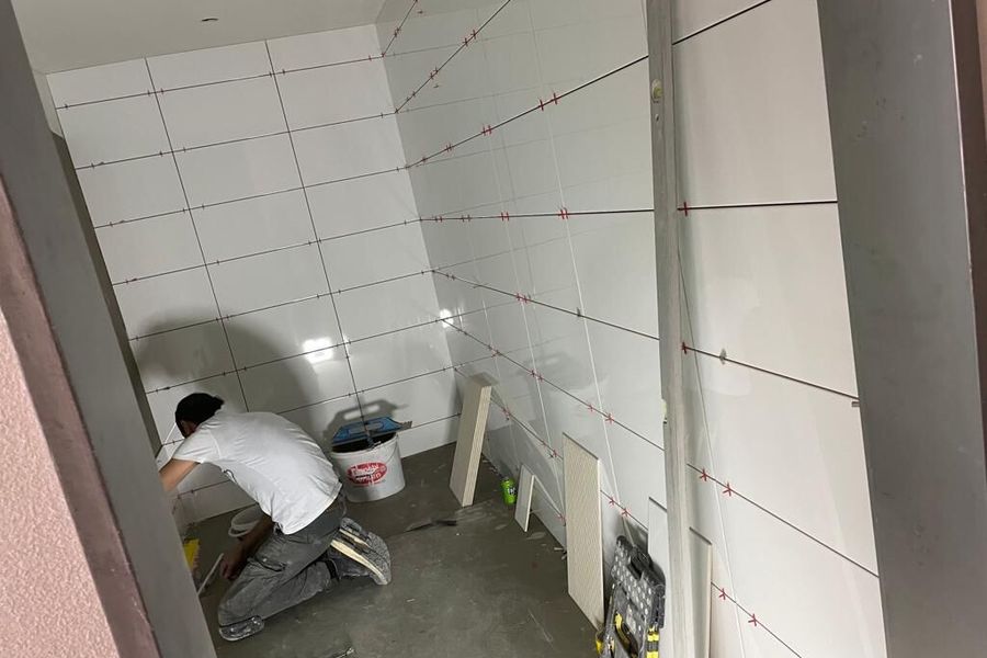 Grossformatige Wandplatten werden ausgerichtet