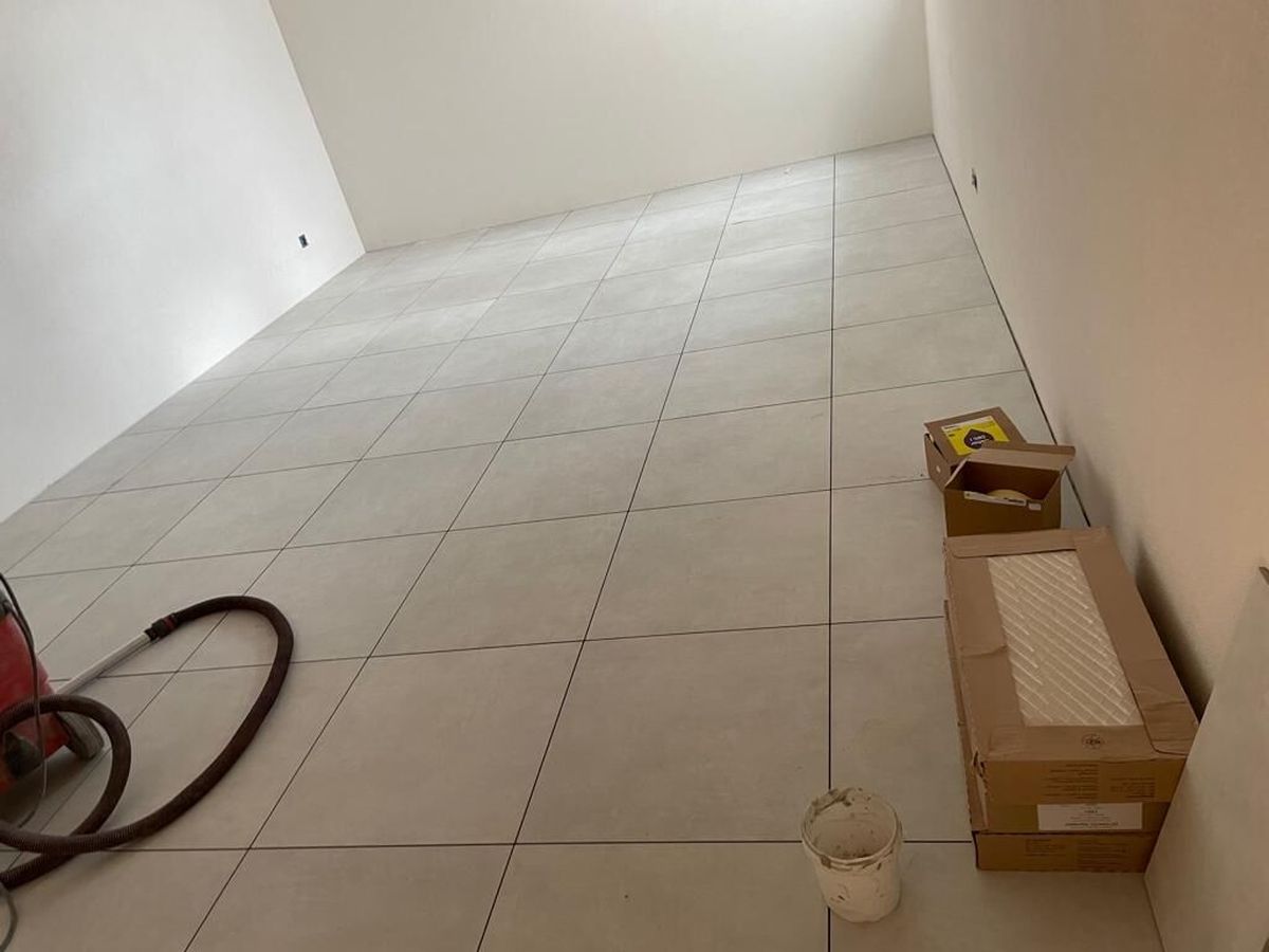 Heller Raum mit grossformatigen Bodenplatten kurz nach dem Verlegen